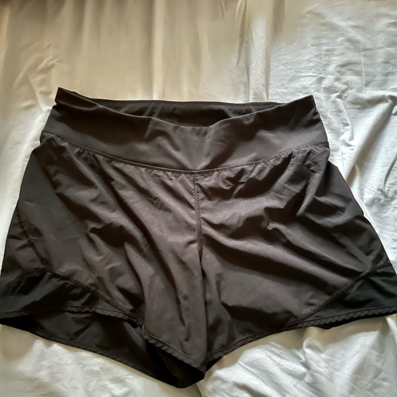 Women’s active shorts - Picture 2 of 2